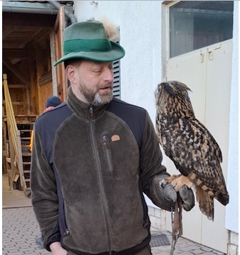 mann_mit_vogel.jpeg